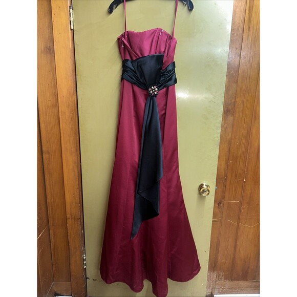 Women’s Alexia II strapless, burgundy taffeta formal dress, Sz 4, New - Picture 5 of 8